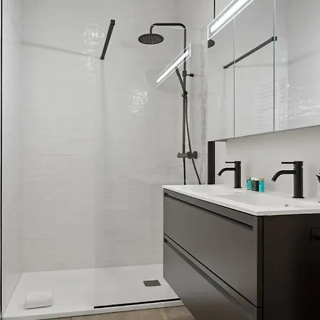 Luxury 2 Bedroom In City Of Apartment *